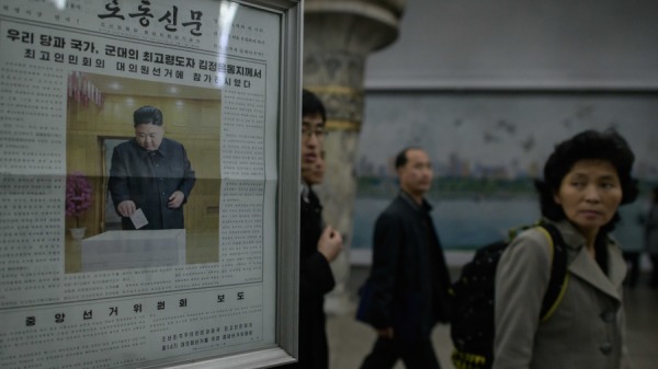 勞動新聞報顯示朝鮮領導人金正恩在第14屆最高人民大會選舉中投票，並於2019年3月11日在平壤地鐵站展出。