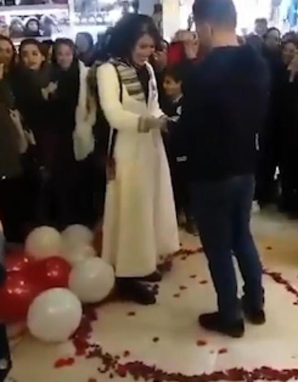 伊朗情侣求婚