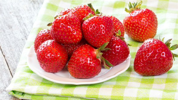 草莓所含的鞣花酸能保护人体组织，不受致癌物质所损伤。