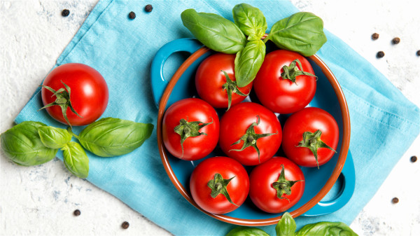 西红柿中含维生素C，可以防治感冒。