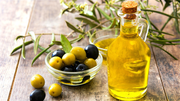 以初榨橄榄油苦茶油为主要用油。