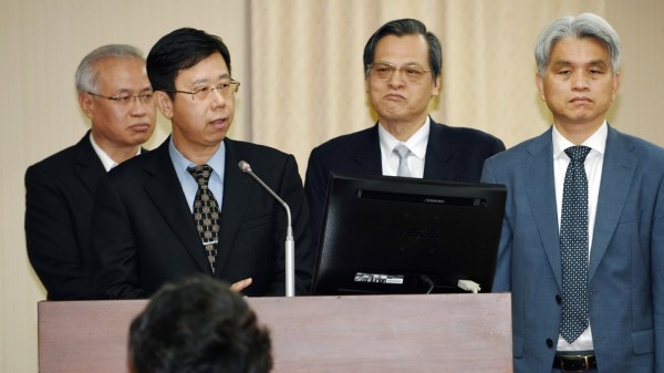 法務部調查局長呂文忠（前左）早前交代陸資滲透台灣選舉調查