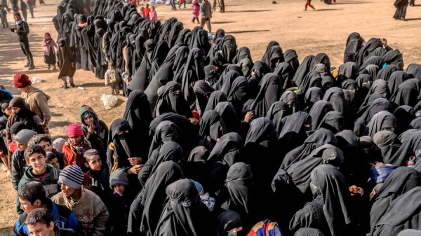 2019年3月5日，在叙利亚东部ISIS最后据点，妇女和儿童正在撤离