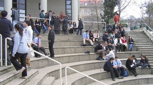 美国专家称，2008年的经济危机是全美大学的一颗“定时炸弹”。图为美国大学生。