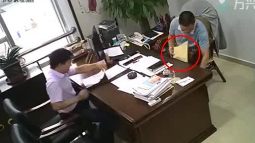 在中國廣東深圳有一位民眾，因為不滿當地官員欺壓他，所以曝光官員受賄的影片。