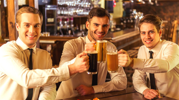 男人喝酒後，有些事情做了會損害健康。