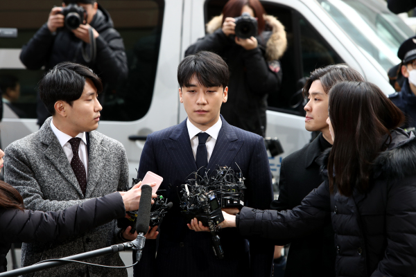 韓國流行樂隊Big Bang成員李升炫勝利抵達首爾，接受首爾地方警察廳的審問。