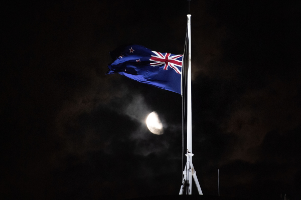 2019年3月15日，枪击事件后，新西兰惠灵顿国会大厦前降半旗致哀。