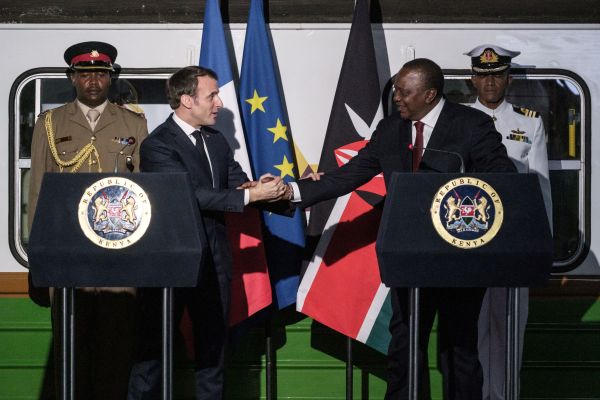 2019年3月13日，法国总统马克龙在肯尼亚内罗毕中央火车站举行的一次活动中与肯尼亚总统乌胡鲁·肯雅塔握手。