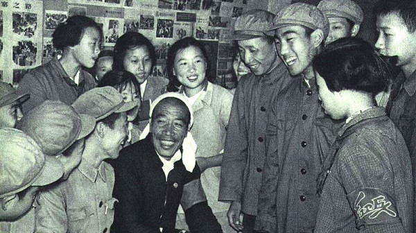 “农民英雄人物”陈永贵是定期为日军提供情报的情报员，图为1966年红卫兵与陈永贵。