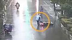 学生好心扶摔车中国大妈:就是你撞的(图)