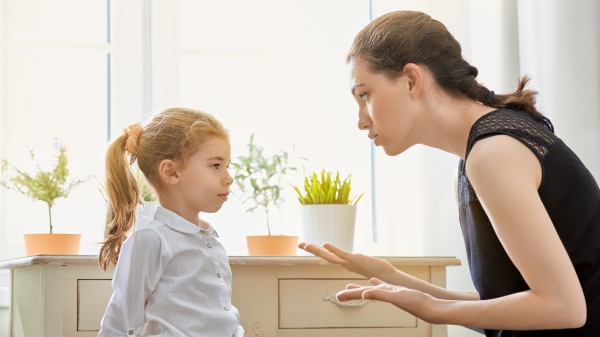 媽媽對孩子說話若常帶刺，將會傷害到孩子幼小心靈。