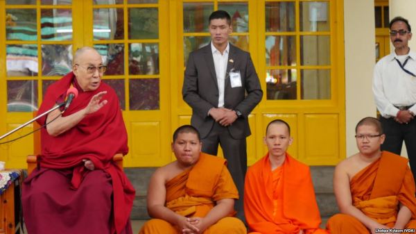 西藏牧民勒智多杰，因转发、发表祝福西藏精神领袖达赖喇嘛等人的图文视频，遭判处1年有期徒刑。图为达赖喇嘛在印度达兰萨拉讲话。