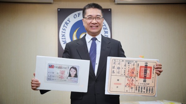 台内政部长徐国勇19日展示身份证样本。