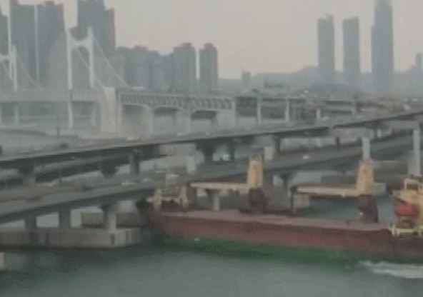 伏特加喝多了？俄船长撞上韩国大桥 掉头就跑