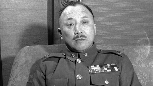 国军东北剿总司令卫立煌上将秘密加入了共产党。