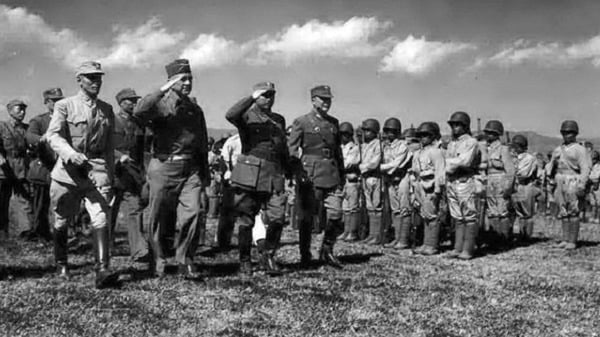 1945年，中国远征军副司令长官黄琪翔、司令长官卫立煌、美军将军、新38师师长孙立人在缅甸检阅中印军队