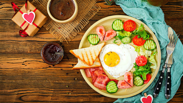 早餐除了淀粉类食物外，再增加一个鸡蛋、一小份水果、蔬菜等会更加健康。