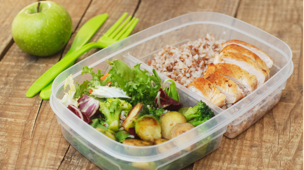 不建议用塑胶容器存放食物，隐含健康风险。