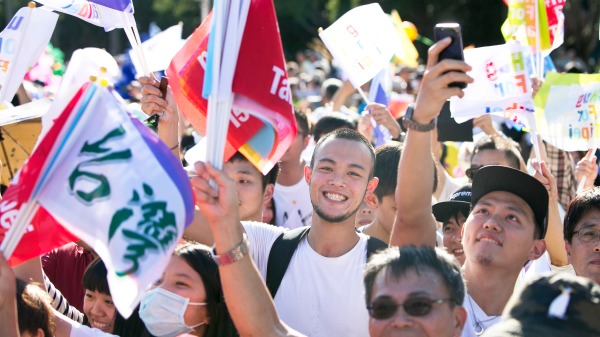 “首投族大选调查”显示，自认“台湾人”身分又创下新高了；另外在政党支持度上，除了民进党外，竟然有个政党也超车国民党。