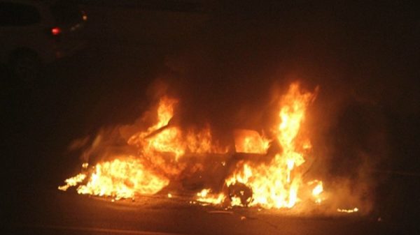 湖南常德境內一輛旅遊巴士在高速路上突然起火，瞬間燒成火球。（視頻截圖）