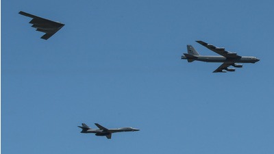 為了因應西太平洋情勢，美軍調派出精銳轟炸機B-2（左起）、B-1B及B-52H等進駐關島。圖為同型機。