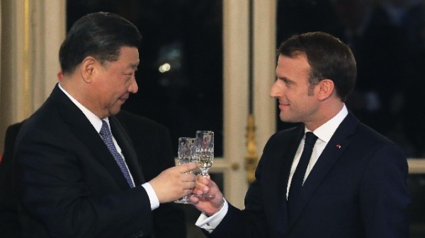 2019年3月25日，法国总统马克龙在爱丽舍宫款待习近平。(图片来源：LUDOVIC MARIN/AFP/Getty Images）