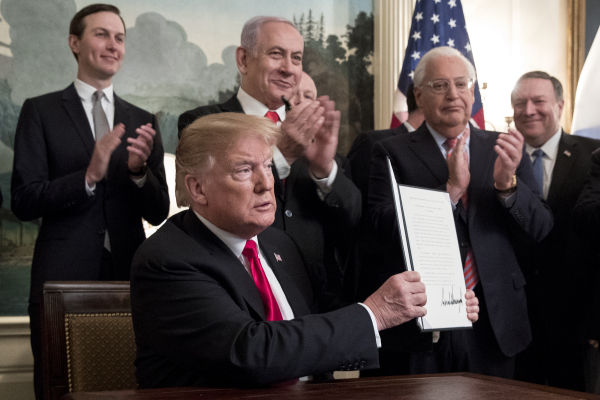 2019年3月25日，川普正式宣布承认以色列对戈兰高地的主权，随后签署公告。