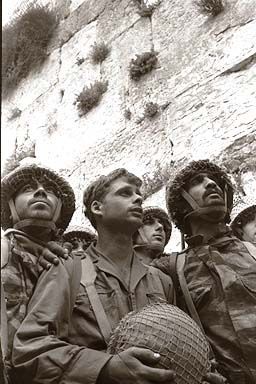 六日战争打响，战争开始前，以色列军人到哭墙旁虔诚祷告。