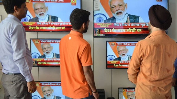 2019年3月27日，印度男子在阿姆利則的一家電子商店的電視上，觀看印度總理莫迪致全國的現場直播演說，宣布該國成功以導彈擊落一枚低軌道衞星。