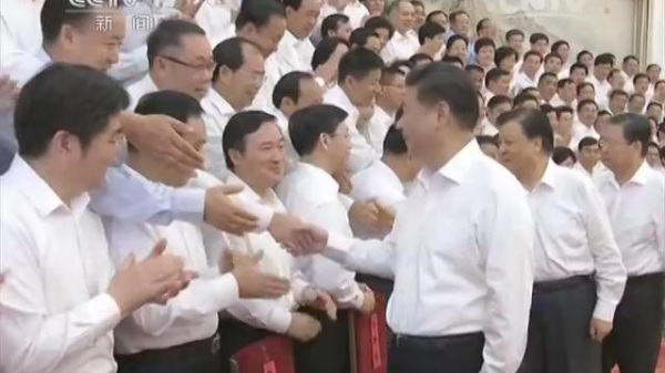2015年6月30日，习近平会见了在北京开会的中共“全国优秀县委书记”，并握手。