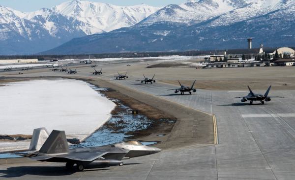美國空軍此次演習中，參與「大象漫步」的有24架F-22「猛禽」隱形戰機、一架C-17全球霸王三型運輸機和一架E-3哨兵式預警機。
