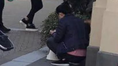 海外網友爆料，上週機場的outlet，有位中國媽媽竟然拿出自己的馬桶，讓小孩蹲在路上拉屎！