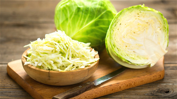 當高麗菜被切片、切碎或咀嚼時，會產生一種名為「硫代葡萄糖苷」的防癌有效成分。