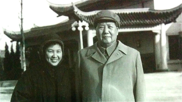 谢静宜随江青垮台后得毛余荫，不仅得免坐牢，还出书歌颂毛泽东。