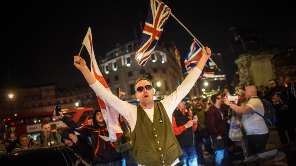 数以千计民众在本应是英国脱欧的“独立日”3月29日，群聚英国国会外