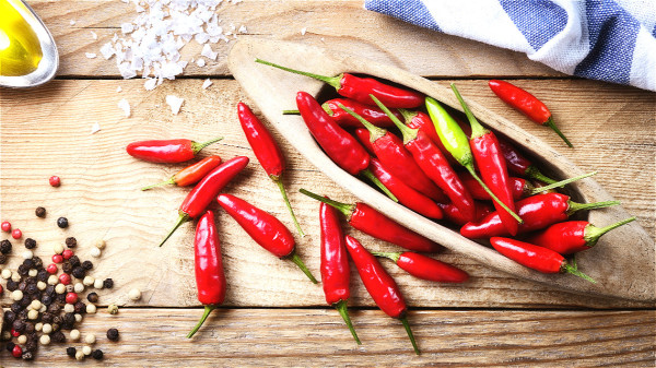 湿热体质的人对于辣椒等辛辣刺激的食物不宜多吃。