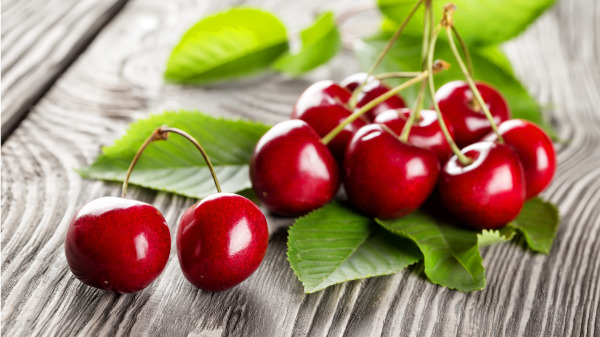 吃樱桃有通便排毒、美容护肤的功效。