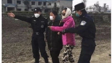 中國江蘇響水縣化工廠大爆炸的災難現場的一張照片引發了爭議，官媒報導特警一到現場便立刻「協助傷者就醫」，後來被踢爆是造假的說法！