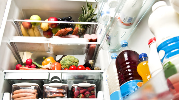 人们不常常就会把冰箱塞得满满的。