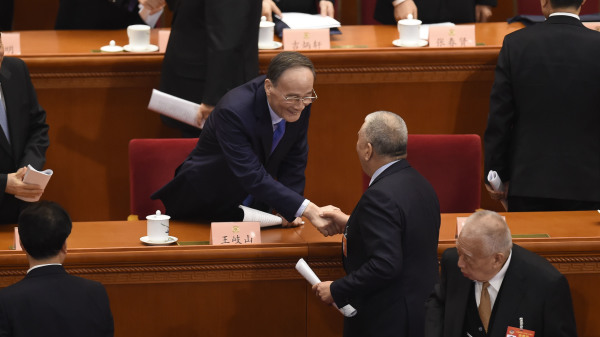 政协会议上，中国国家副主席王岐山与代表们握手。