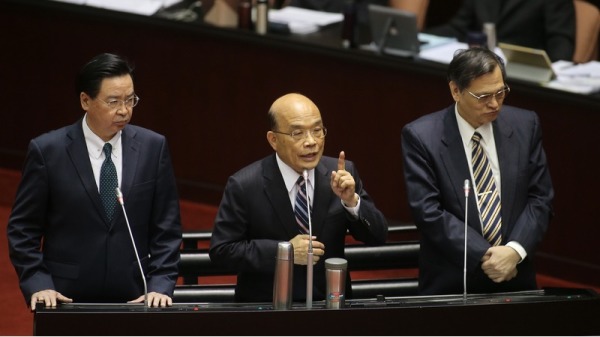 台行政院长苏贞昌（中）3月5日在立法院接受质询。