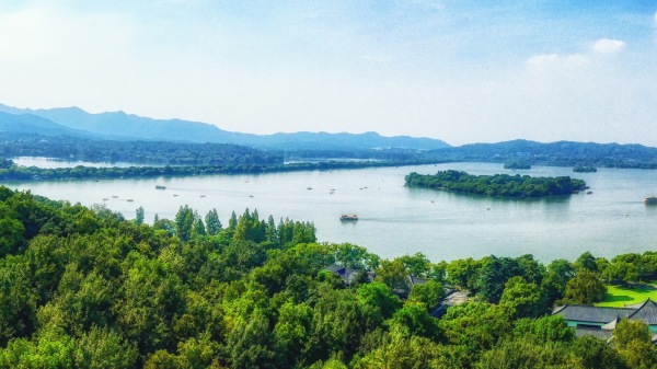 提到西湖，你一定會想到杭州的西湖吧！古往今來，西湖美景吸引了多少文人墨客的眷顧，留下無數絕美的詩詞。但你知道中國其實不止有這一個西湖嗎？