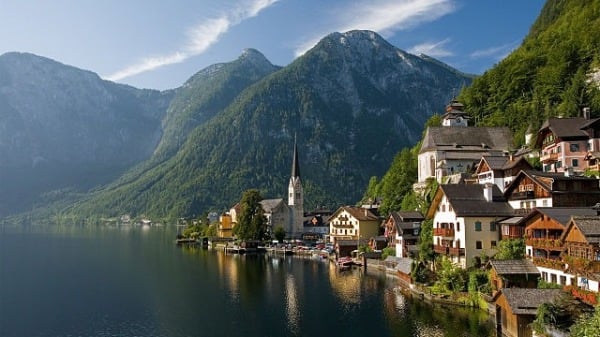 有“世界最美小镇”之称呼的奥地利哈尔施塔特小镇，近年来因为亚洲游客大幅成长(尤其是陆客)让居民困扰，所以未来将管制游客数。