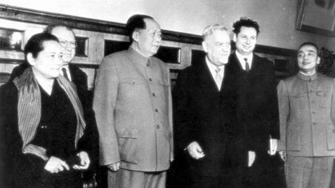 宋慶齡誤上賊船，深深悔恨！圖為宋慶齡陪同毛澤東會見蘇聯部長會議主席布爾加寧。