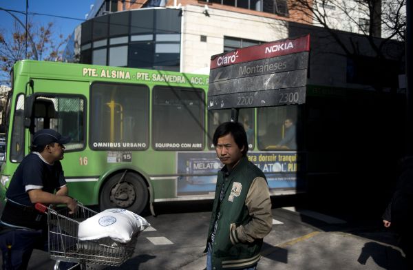 華人攜大量現金乘公交 被扣查和起訴