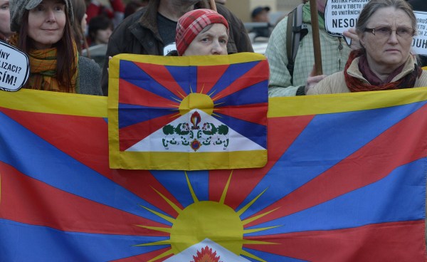 2009年3月10日，在中国驻捷克布拉格大使馆前，示威者手举雪山狮子旗在抗议中国对西藏的政策。