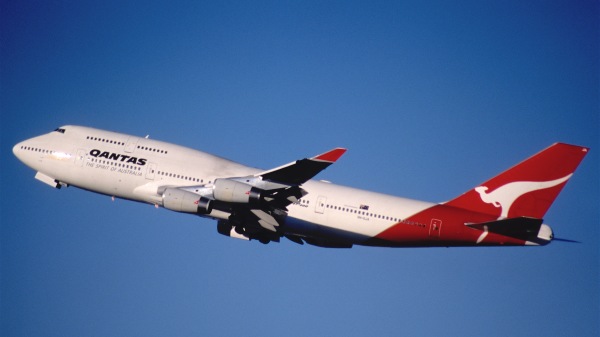 澳洲航空一架客機剛起飛不久機輪就在空中爆炸了。示意圖。