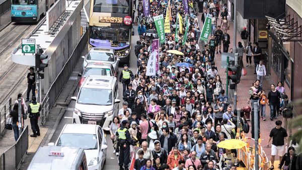 逾万香港市民无视恶劣的大雨天气、响应参与。