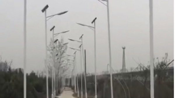 网民爆料，中国大陆西安市一个农村中，不到3公里长的产业道路，竟安装了1000多盏路灯！当地村民透露，目的是为了争取更多拆迁补偿费。